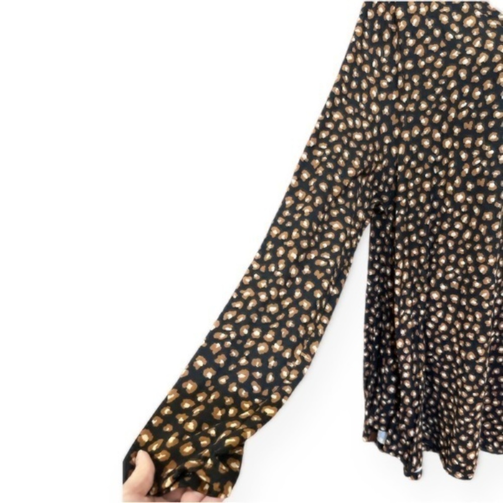 NWT Boutique Black animal print v neck top - Picture 4 of 9